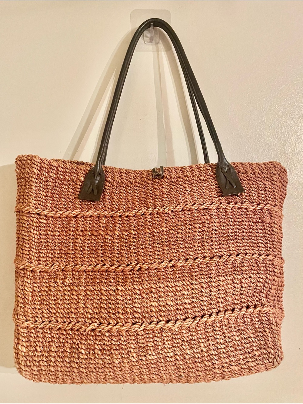 Woven Straw Tote Bag w/Brown Leather Handles Toggle Button Natural/Rosewood- EUC - Picture 2 of 10